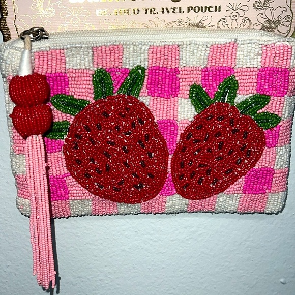 🍓NWT Viral Beaded Strawberry 🍓 Wallet - Picture 3 of 3